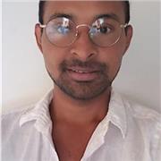 Profesor de Ingles imparte clase a niños de todas las edades